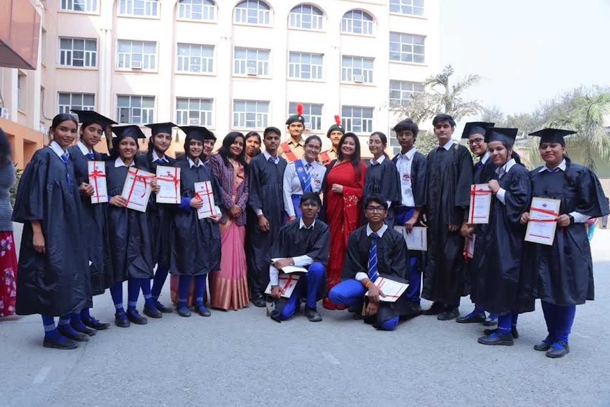 बारहवीं के विद्यार्थियों को दिया गया प्रशस्ति-पत्र